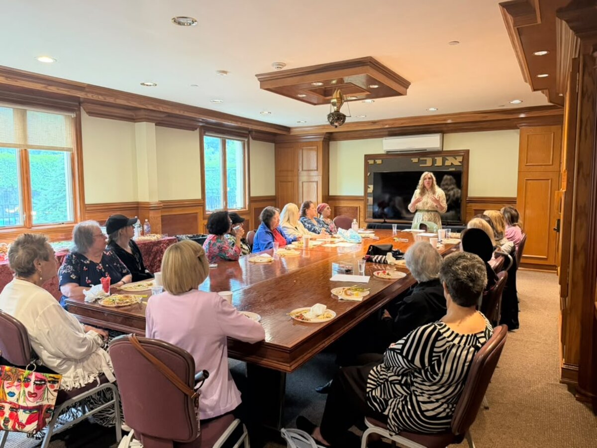Chana Weisberg teaching a women's class